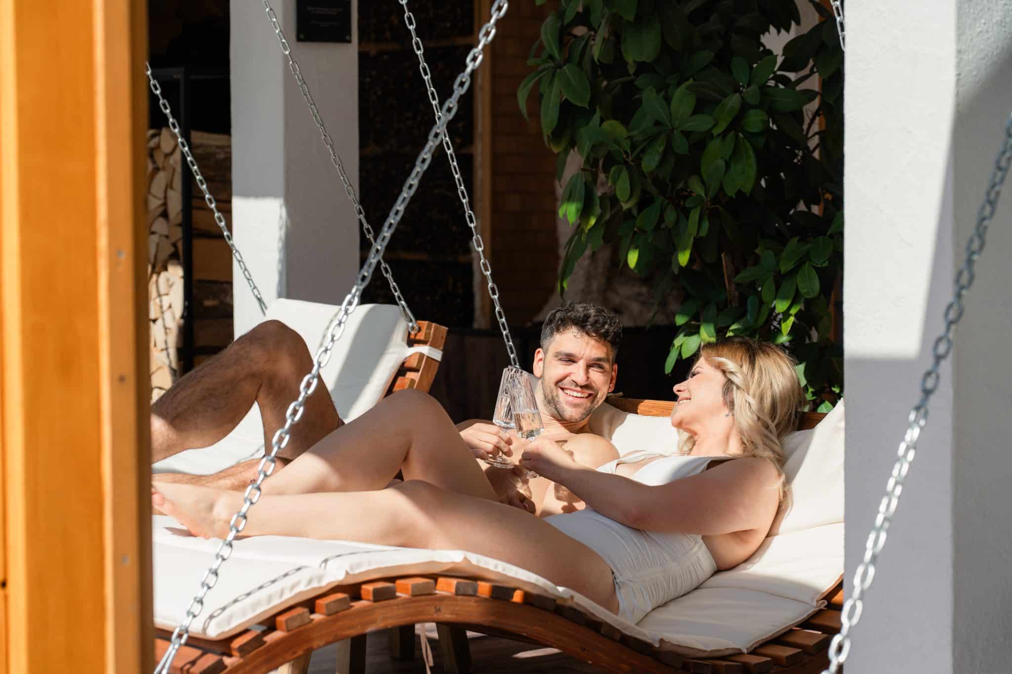 paar-auf-wellnessliegen-im-hotel